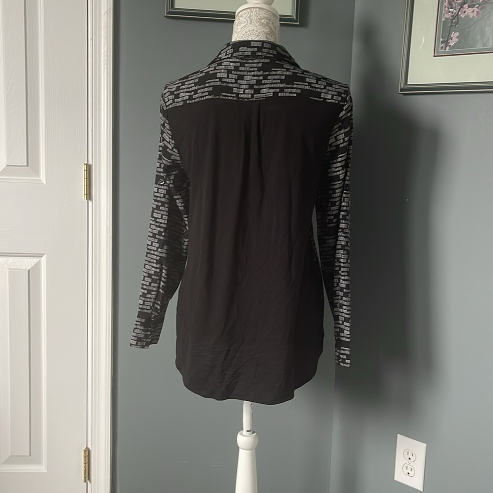DKNY long-sleeved black blouse w/ white design. Button down, Size small. - Picture 4 of 6